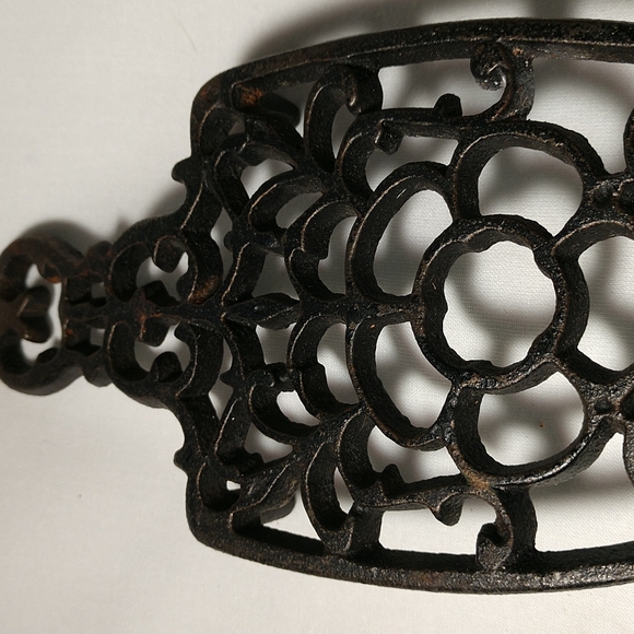Vintage Cast Iron Footed Trivet - Picture 8 of 8
